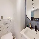 Modern 2 Bedroom - Free Parking *