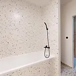 Modern 2 Bedroom - Free Parking
