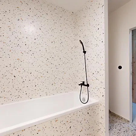 Modern 2 Bedroom - Free Parking