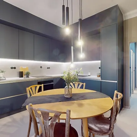 Modern 2 Bedroom - Free Parking Apartment *